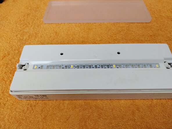 Reparación luminaria de emergencia AERLUX cambio condensador 1,2 uF, Reparación luminaria de emergencia AERLUX cambio condensador 1,2 uF: paso 1, imagen 3 de 3