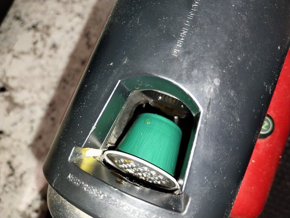Guía 5: Cafetera NESPRESSO No retiene la capsula, se cae directa al cajetín al introducirla - Reparación casera.: step 11, image 3 of 3