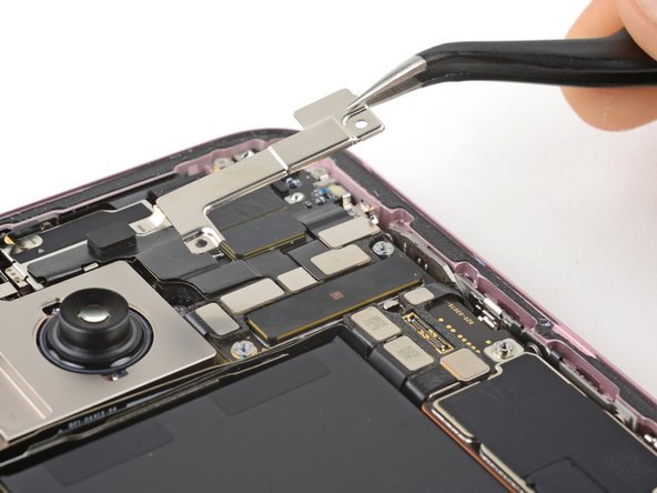 iPhone 15 Logic Board Replacement, Install the upper connector cover: 手順 68、 3の画像 1