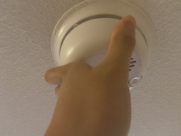 First Alert Smoke Alarm 9120B Battery Replacement: шаг 7, изображение 2 из 3