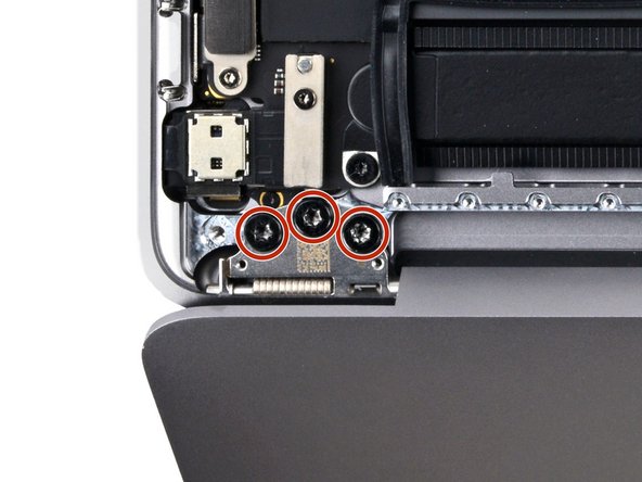 MacBook Pro 13" Touch Bar 2018 Screen Replacement, Remove the hinge screws: crwdns2935265:030crwdnd2935265:02crwdnd2935265:03crwdne2935265:0