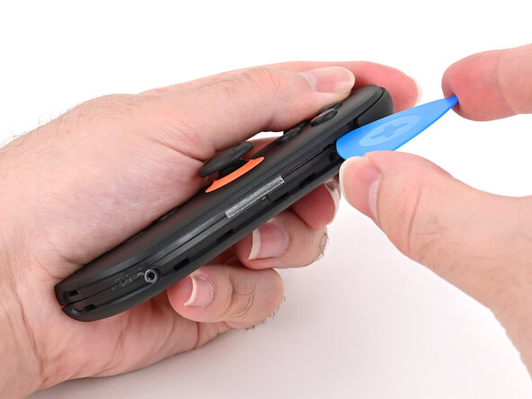 Joy-Con 2 (Right) Joystick Replacement, Insert an opening pick: crwdns2935265:07crwdnd2935265:01crwdnd2935265:02crwdne2935265:0