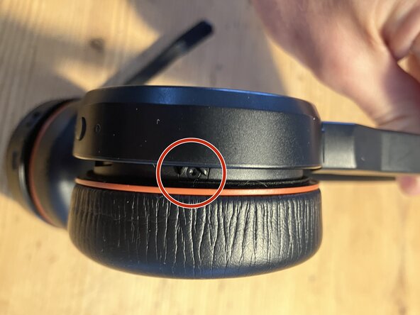 Jabra Evolve 75 battery replacement, Loosen the screw: crwdns2935265:03crwdnd2935265:02crwdnd2935265:02crwdne2935265:0