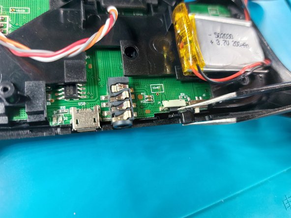 Macs wireless keyboard for PS4 controller Disassembly: 步骤 3 中的图像 2，2