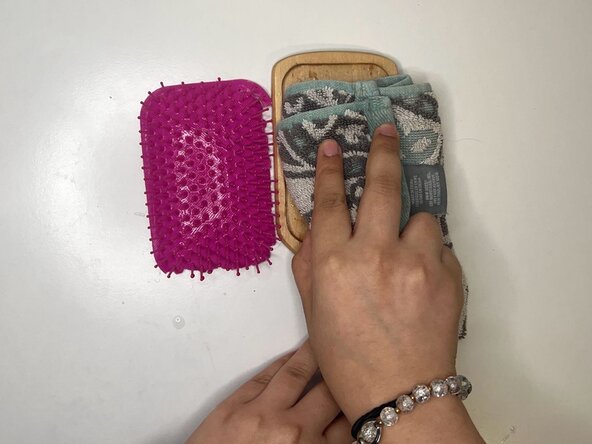 How to Repair a Detached Hairbrush Bristle Pad: crwdns2935265:03crwdnd2935265:02crwdnd2935265:02crwdne2935265:0