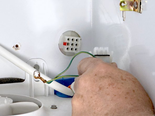 GE Side-By-Side Refrigerator Evaporator Fan Replacement, Disconnect the right hand cable: 步骤 20 中的图像 3，3