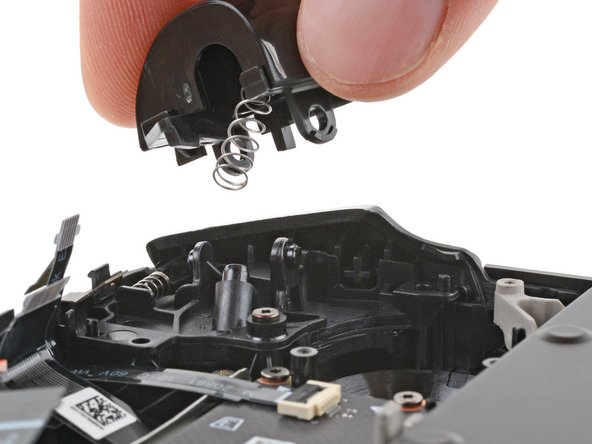 Steam Deck OLED Front Shell Replacement, Unclip the right trigger: crwdns2935265:056crwdnd2935265:03crwdnd2935265:03crwdne2935265:0