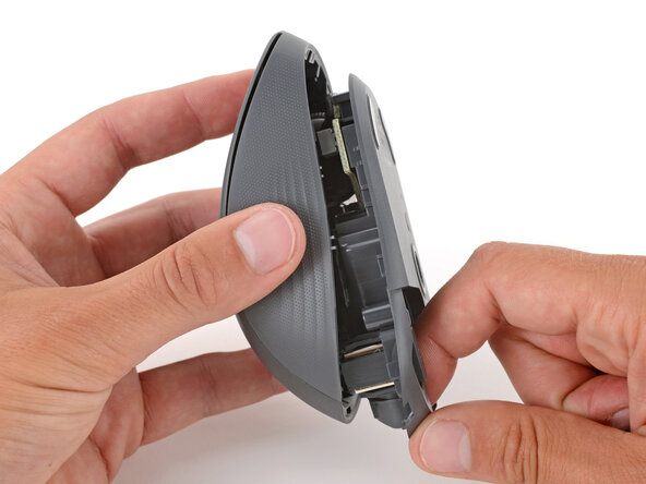 How to Open Your Logitech Signature M650 Wireless Mouse, Separate the two halves: crwdns2935265:05crwdnd2935265:03crwdnd2935265:03crwdne2935265:0