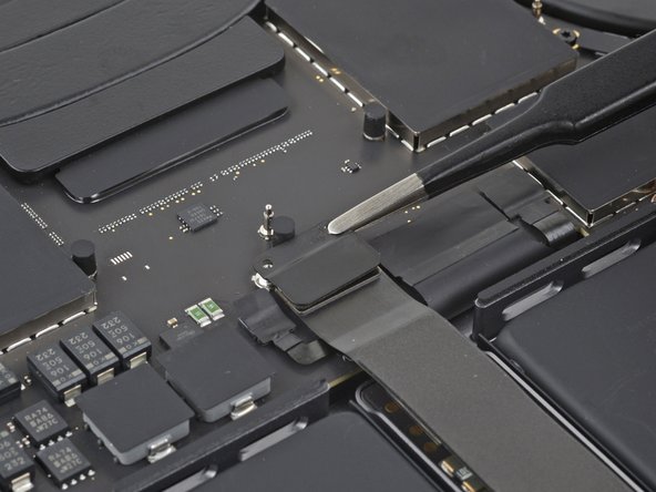 MacBook Pro 16" 2023 Battery Disconnection, Remove the trackpad cable bracket: stap 0, afbeelding 2 van 3