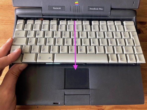 PowerBook 190cs teardown, keyboard removal: passo 4, immagine 2 di 3
