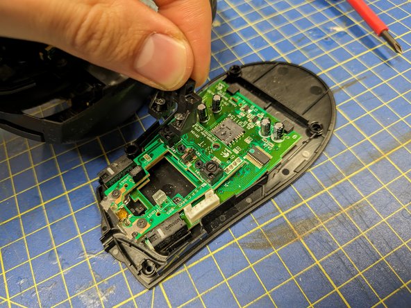Logitech M500 Mouse Switch Replacement, Remove scroll wheel mount: crwdns2935265:06crwdnd2935265:03crwdnd2935265:03crwdne2935265:0