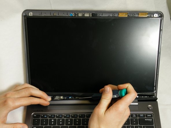 Samsung Series 5 Ultrabook LCD Screen Replacement, Unscrew the Screen: crwdns2935265:04crwdnd2935265:02crwdnd2935265:02crwdne2935265:0