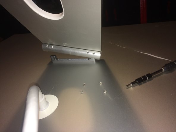 Apple Cinema HD Display 30" Teardown, extraction du pied: crwdns2935265:03crwdnd2935265:02crwdnd2935265:02crwdne2935265:0