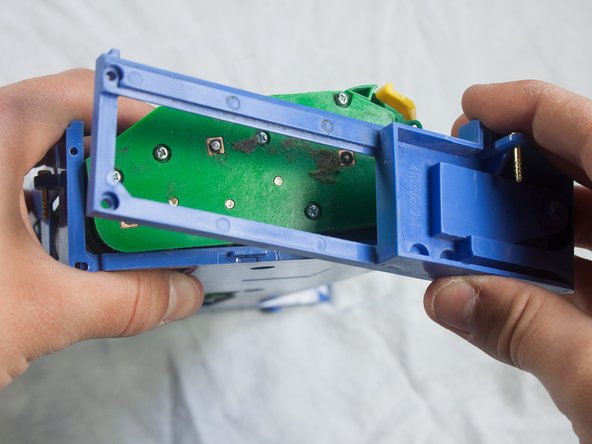 iRobot Roomba 551 Main Brush Motor Replacement, Main Brush Motor: crwdns2935265:010crwdnd2935265:03crwdnd2935265:03crwdne2935265:0