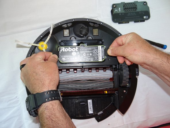 iRobot Roomba 891 Side Brush Motor Replacement: step 3, image 2 of 3