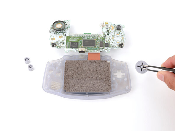 Game Boy Advance LCD Screen Replacement, Remove the action buttons and D‑pad: crwdns2935265:012crwdnd2935265:03crwdnd2935265:03crwdne2935265:0