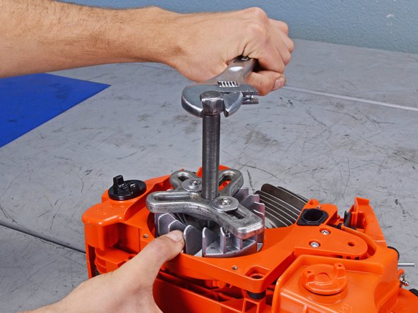 Echo Chain Saw CS590 2019 Ignition Assembly Replacement, Unfasten the flywheel: crwdns2935265:025crwdnd2935265:02crwdnd2935265:02crwdne2935265:0