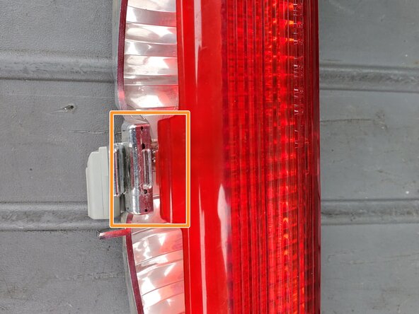 2006 Toyota Matrix Center Brake Light Bulb Replacement: crwdns2935265:05crwdnd2935265:02crwdnd2935265:03crwdne2935265:0
