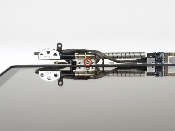 MacBook Pro 17" Unibody Right Clutch Hinge Replacement, Right Clutch Hinge: crwdns2935265:019crwdnd2935265:02crwdnd2935265:02crwdne2935265:0