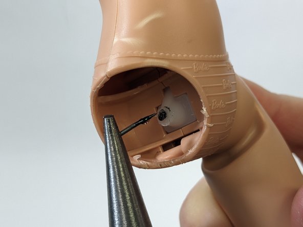 How to Repair A Broken Hip In A Plastic Doll: crwdns2935265:010crwdnd2935265:02crwdnd2935265:03crwdne2935265:0