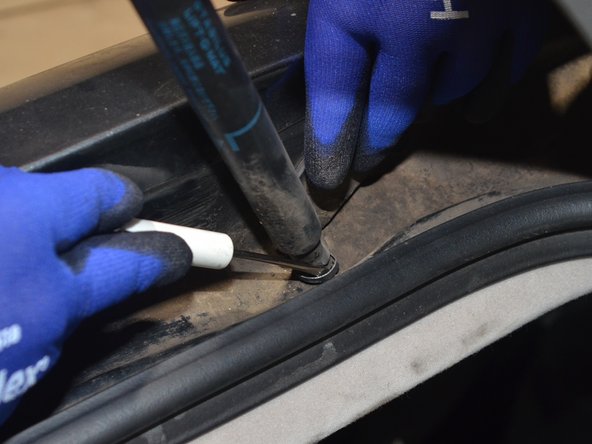 2005-2010 Scion tC Liftgate Support Strut Replacement: passo 3, imagem 1 %32