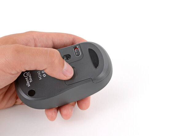 Logitech M240 Battery Replacement, Remove the battery cover: crwdns2935265:02crwdnd2935265:01crwdnd2935265:03crwdne2935265:0