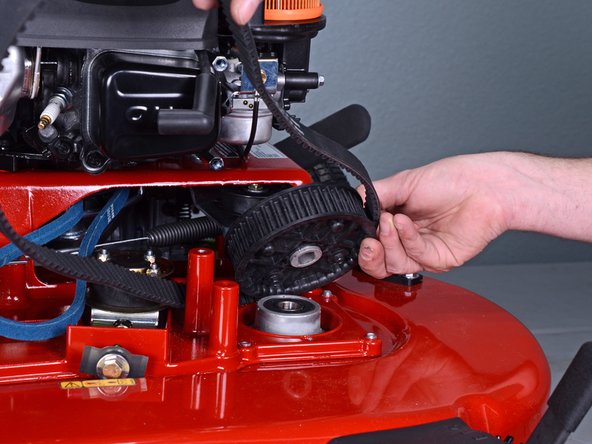 Toro Walk Behind Mowers 21199HD 2018 Right Spindle Replacement, Remove the right sprocket: crwdns2935265:024crwdnd2935265:02crwdnd2935265:03crwdne2935265:0