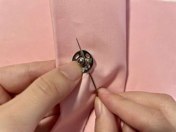 How to Sew On A Press Stud: crwdns2935265:06crwdnd2935265:02crwdnd2935265:03crwdne2935265:0