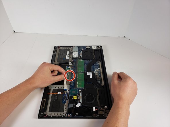 Dell XPS 15 9560 タッチパッドの交換: 手順 14、 2の画像 1