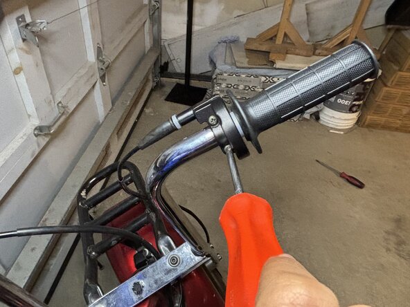 Coleman CT200U-AB Mini Bike Throttle Assembly Replacement, Install grip: crwdns2935265:010crwdnd2935265:02crwdnd2935265:02crwdne2935265:0