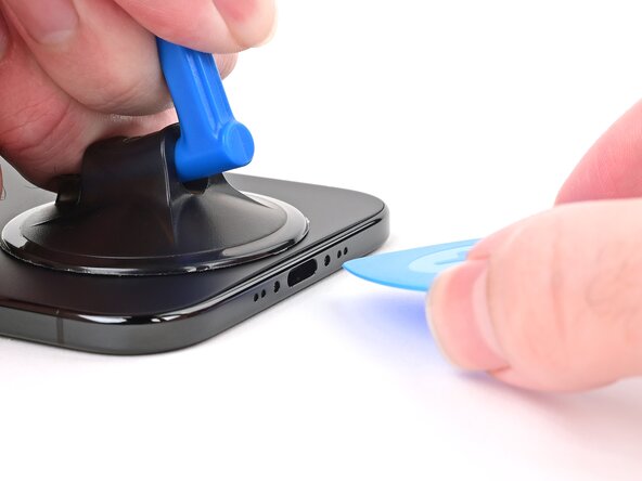 iPhone Air Back Glass Replacement, Insert an opening pick: crwdns2935265:06crwdnd2935265:02crwdnd2935265:03crwdne2935265:0