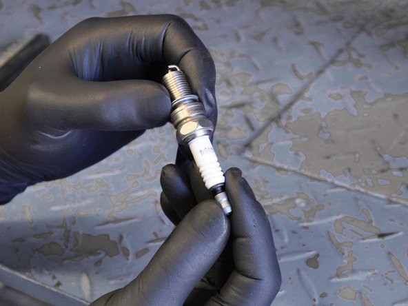 Harley-Davidson Sportster Evolution Spark Plugs Replacement, Checking the new spark plug: crwdns2935265:04crwdnd2935265:03crwdnd2935265:03crwdne2935265:0