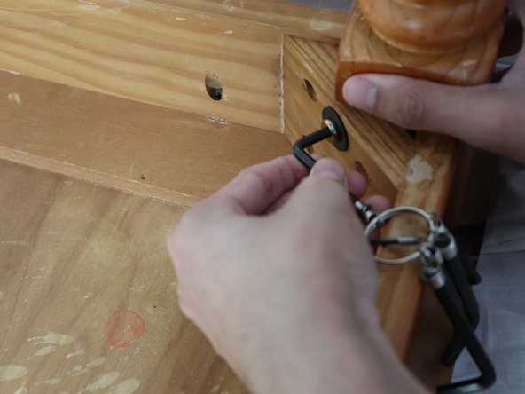 How to Refinish a Scratched Wood Table: crwdns2935265:06crwdnd2935265:02crwdnd2935265:03crwdne2935265:0