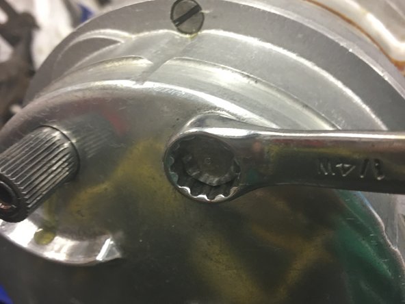 AJS/Matchless Lightweight Gearbox Overhaul, Refit the detent spring and drain plug: crwdns2935265:028crwdnd2935265:03crwdnd2935265:03crwdne2935265:0