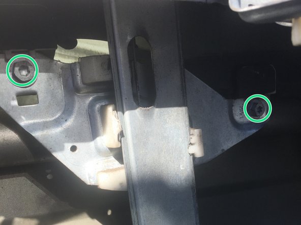 1999 Buick Century Window Regulator and Motor Replacement, Removing The Window Motor (cont'd): stap 7, afbeelding 2 van 3