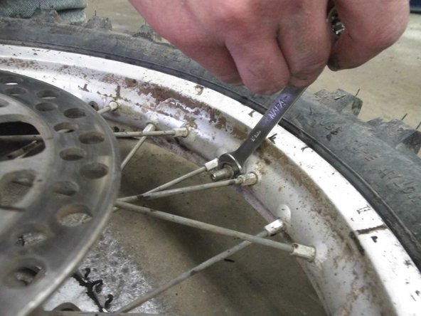 How to change a dirt bike tire: crwdns2935265:04crwdnd2935265:03crwdnd2935265:03crwdne2935265:0