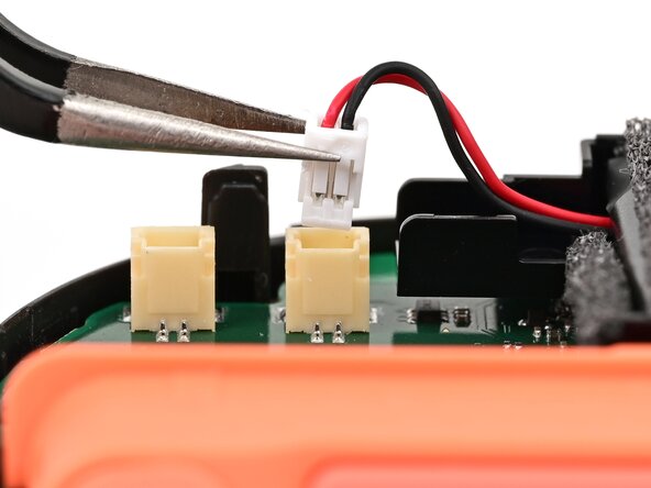 Joy-Con 2 (Right) Battery Replacement, Disconnect the battery: crwdns2935265:011crwdnd2935265:02crwdnd2935265:02crwdne2935265:0