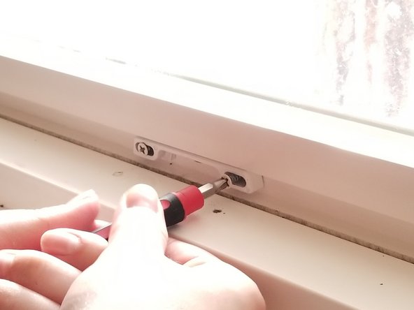 How to Replace a Sash Window Lock: passo 6, immagine 2 di 3