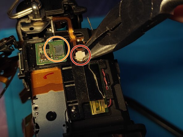 Sony A7 II Top Flex Cable replacement, Removing cables connecting to wireless stuff: crwdns2935265:024crwdnd2935265:01crwdnd2935265:02crwdne2935265:0