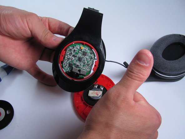 Beats Studio First Generation Motherboard Replacement, Remove Motherboard Cover: crwdns2935265:013crwdnd2935265:02crwdnd2935265:02crwdne2935265:0