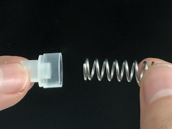 How to Replace the Trigger Spring of a Spray Bottle: 2 단계, 이미지 3개 중 2개