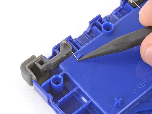 Nintendo Game Boy Advance SP Buttons Replacement, Unclip the shoulder buttons: crwdns2935265:07crwdnd2935265:02crwdnd2935265:03crwdne2935265:0