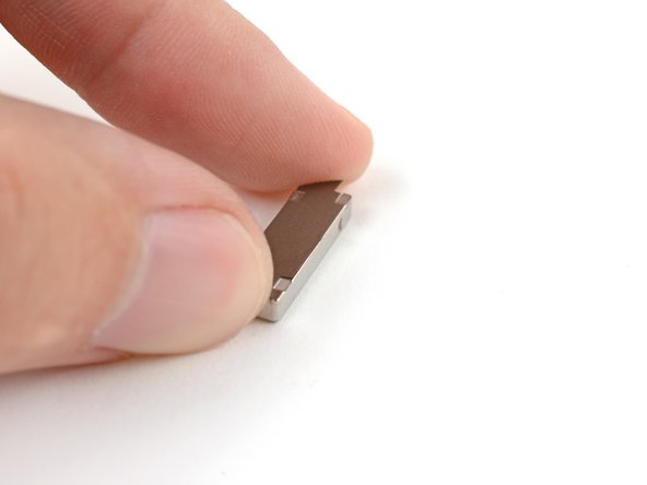 How to Apply New Base Vibrator Adhesive in Your Google Pixel Fold, Secure the base vibrator: étape 3, image 2 de 3