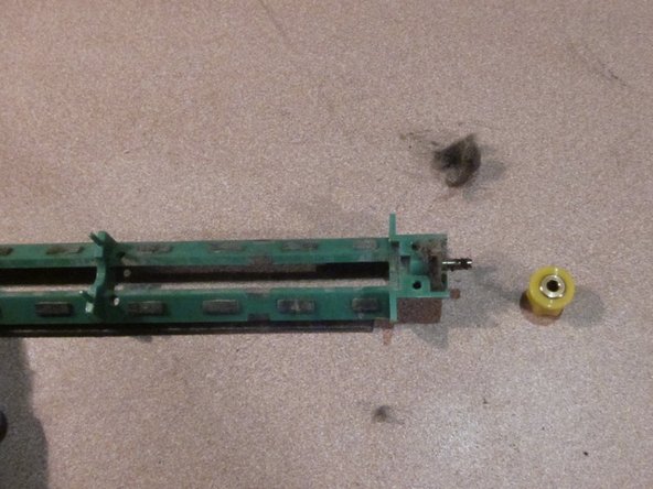 How to disassemble and clean your Roomba 560: шаг 19, изображение 2 из 3