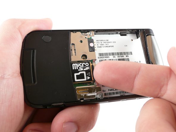 Motorola RAZR2 v9m SD Card Replacement, SD Card: crwdns2935265:05crwdnd2935265:02crwdnd2935265:02crwdne2935265:0