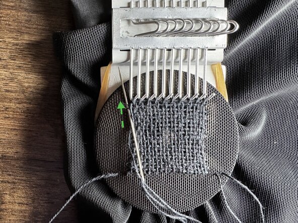 Woven Darning with a Speedy Weave, Finish the weft: crwdns2935265:012crwdnd2935265:03crwdnd2935265:03crwdne2935265:0