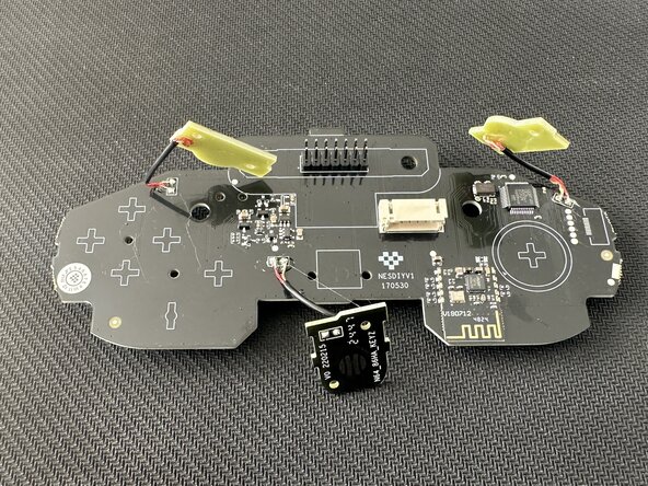 Installation du Mod Kit 8BitDo pour manette N64, Retirer les adhésifs de la carte mère: étape 7, image 2 de 2