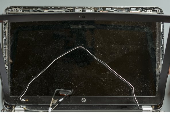 Upgrade the display panel and replace the display cable, Disassemble the display bezel (1 of 2): stap 0, afbeelding 3 van 3