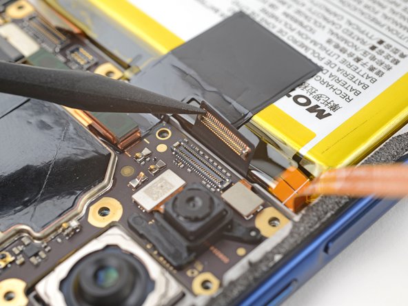 Motorola Edge 5G UW (2022) Screen Replacement, Disconnect the interconnect cable: crwdns2935265:033crwdnd2935265:02crwdnd2935265:02crwdne2935265:0