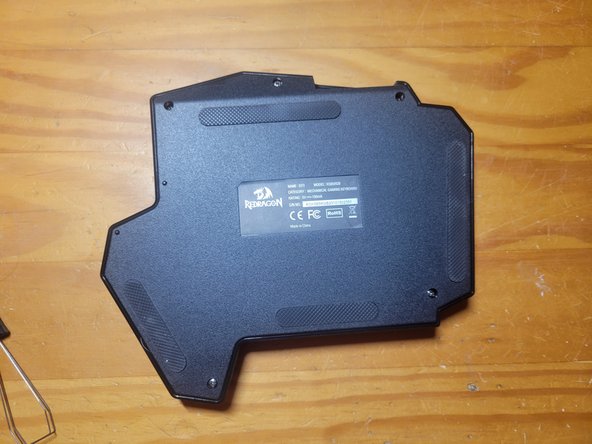 Redragon K585RGB Teardown, Open the back: crwdns2935265:01crwdnd2935265:03crwdnd2935265:03crwdne2935265:0